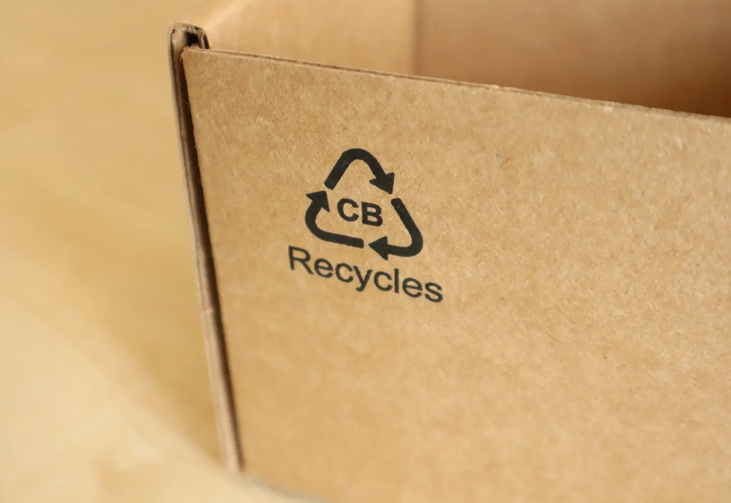 a cardboard box with a recyclies logo on it